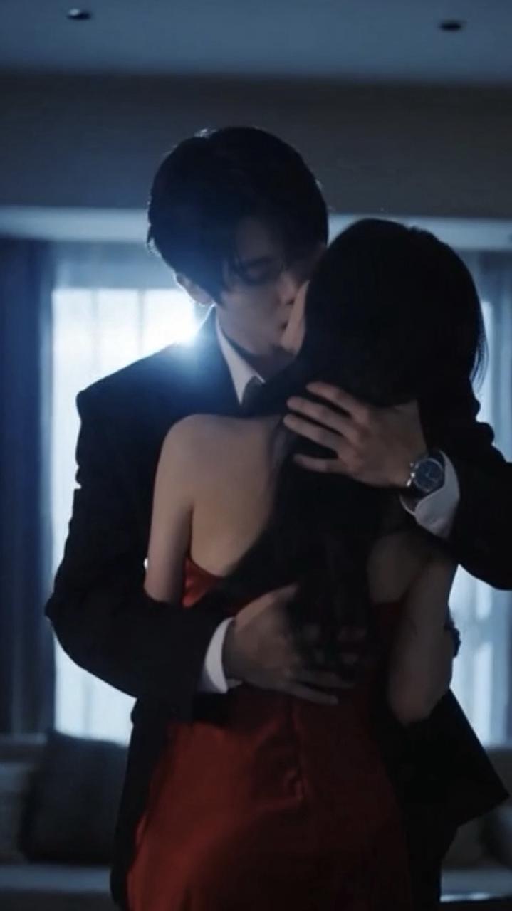 舞踏会のあと、ウナクが私を抱き寄せてキスした